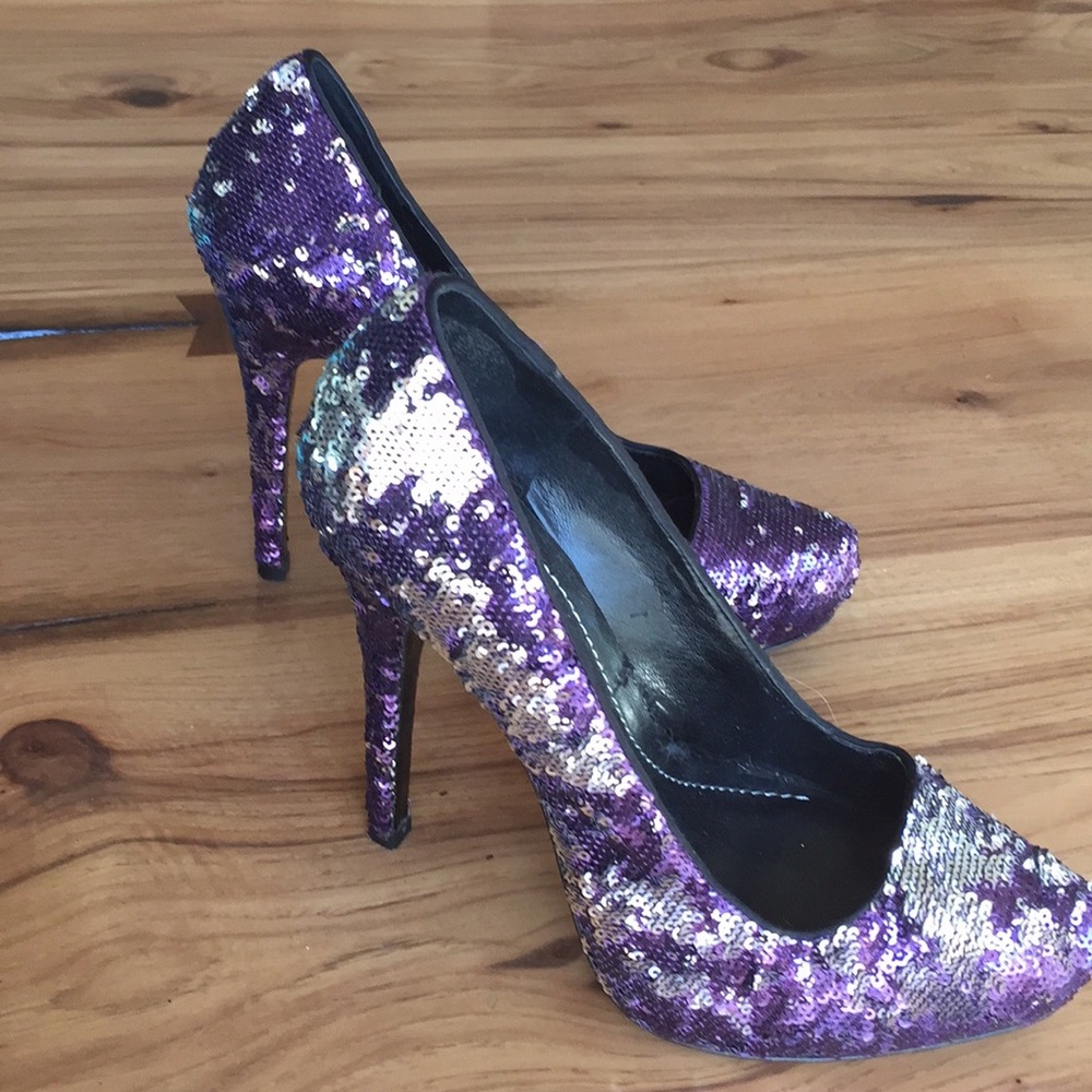 Report Signature 3-inch high heels.